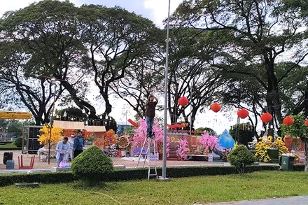 Đơn vị thuê công viên đang tháo dỡ các tiểu cảnh (Ảnh chụp lúc 14 giờ 50 phút)