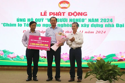 Công ty Trách nhiệm hữu hạn Một thành viên Xổ số kiến thiết Đồng Tháp trao bảng tượng trưng tiền ủng hộ “Quỹ vì người nghèo” tỉnh Đồng Tháp.