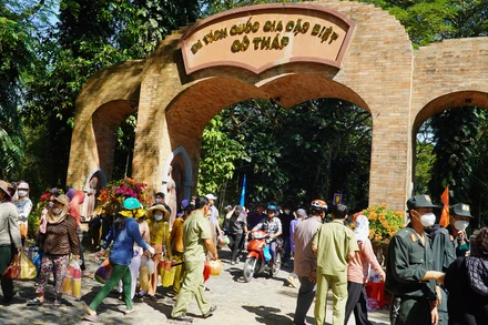 Du khách thập phương tham quan lễ hội Gò Tháp. (Ảnh: HỮU NGHĨA)