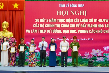 Trao trao Thư khen của Bí thư Tỉnh ủy Đồng Tháp cho các tập thể, cá nhân tiêu biểu. (Ảnh: HỮU NGHĨA)