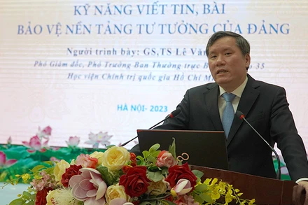 Giáo sư, Tiến sĩ Lê Văn Lợi, Phó Giám đốc Học viện Chính trị Quốc gia Hồ Chí Minh, trình bày tại hội nghị. (Ảnh: HỮU NGHĨA)