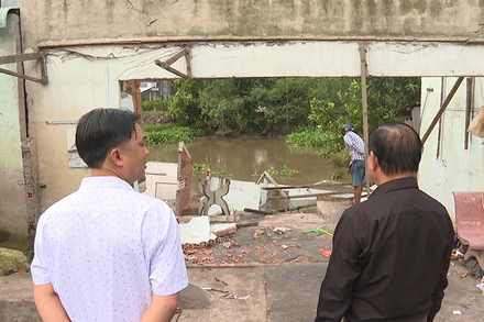 Vụ sạt lở khiến kho vật tư nông nghiệp và tiệm sửa xe bị nhấn chìm.