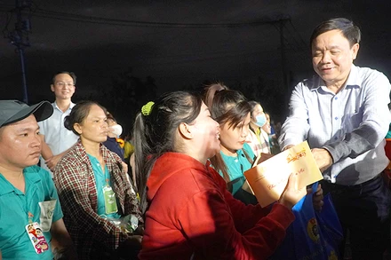 Phó Bí thư Thường trực Tỉnh ủy, Chủ tịch Hội đồng nhân dân tỉnh Đồng Tháp Phan Văn Thắng trao quà cho công đoàn viên, người lao động. (Ảnh: HỮU NGHĨA)