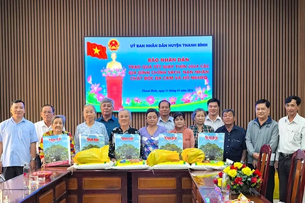 Đại diện Báo Nhân Dân, Sở Lao động-Thương binh và Xã hội tỉnh Đồng Tháp cùng chính quyền địa phương trao tặng quà Tết.