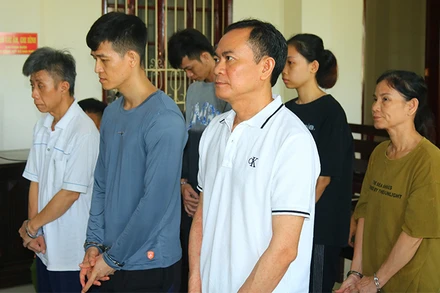 Các bị cáo nghe tòa tuyên án. (Ảnh: PHƯỚC THANH)