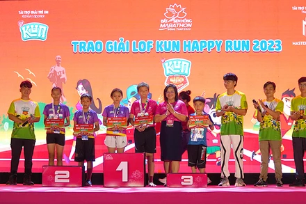 Giám đốc Sở Văn hóa, Thể thao và Du lịch tỉnh Đồng Tháp Huỳnh Thị Hoài Thu trao giải cho các vận động viên trẻ em cự ly 800m.