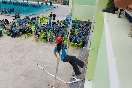 Học cách thoát hiểm khi có xảy ra cháy. (Ảnh: PHƯỚC THANH)