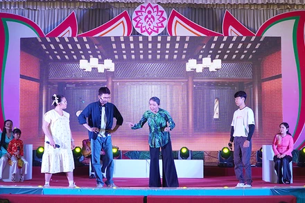 Đơn vị tỉnh Bến tre tham gia phần thi biểu diễn nghệ thuật “Gia đình tài năng”.(Ảnh: HỮU NGHĨA)