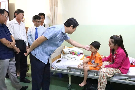 Phó Chủ tịch Ủy ban nhân dân tỉnh Đồng Tháp Huỳnh Minh Tuấn cùng lãnh đạo thành phố Hồng Ngự và các đơn vị liên quan thăm hỏi sức khỏe bệnh nhân vụ nghi ngộ độc.