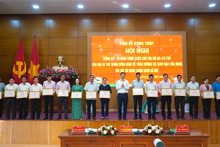 Phó Chủ tịch Ủy ban nhân dân tỉnh Đồng Tháp Huỳnh Minh Tuấn trao Bằng khen của Ủy ban nhân dân tỉnh cho 16 tập thể đã có thành tích xuất sắc trong triển khai thực hiện Chỉ thị số 40.