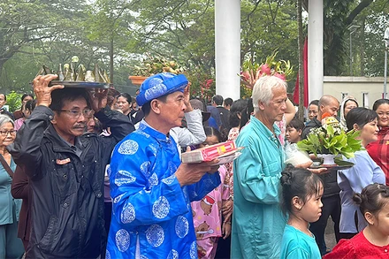 Dù trời mưa nhưng rất đông khách thập phương đến viếng và tham quan.