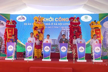 Nghi thức lễ khởi công dự án nhà ở xã hội Mỹ Phú-Lotus Garden. (Ảnh: HỮU NGHĨA)