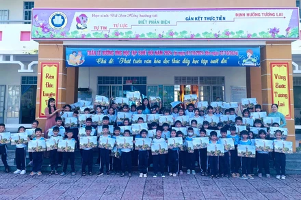 Học sinh Trường tiểu học Bùi Thị Xuân vui mừng khi nhận được phụ san Cột cờ Hà Nội.