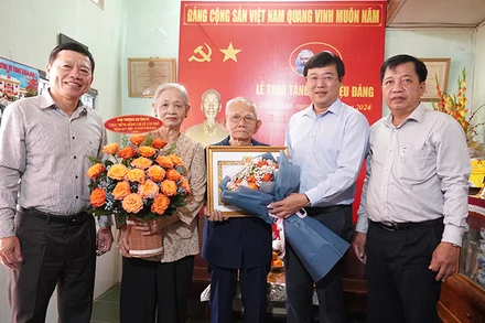 Bí thư Tỉnh ủy Đồng Tháp Lê Quốc Phong trao Huy hiệu 75 năm tuổi Đảng tặng đảng viên Lê Văn Nhở.