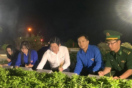 Lãnh đạo tỉnh, cán bộ, đoàn viên, thanh niên viếng Nghĩa trang liệt sĩ biên giới huyện Tam Nông.