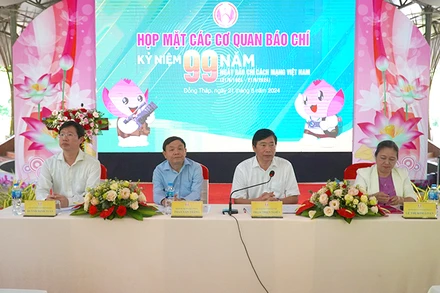 Chủ tịch Ủy ban nhân dân tỉnh Đồng Tháp Phạm Thiện Nghĩa phát biểu tại buổi họp mặt.