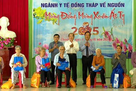 Lãnh đạo ngành Y tế Đồng Tháp và huyện Tháp Mười trao quà cho các hộ gia đình có công với ngành y tế. (Ảnh: HOÀNG KHA)