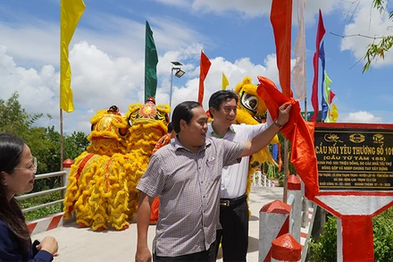 Nghi thức khánh thành Cầu nối yêu thương số 101, tại ấp Tân Thạnh, xã Bình Thạnh Trung, huyện Lấp Vò. (Ảnh: HỮU NGHĨA)