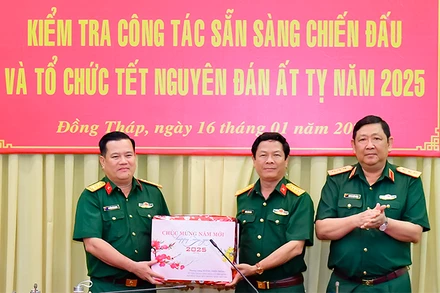 Thượng tướng Huỳnh Chiến Thắng trao quà của Bộ Tổng Tham mưu tặng cán bộ, chiến sĩ lực lượng vũ trang tỉnh Đồng Tháp. (Ảnh: TRUNG THẮNG)