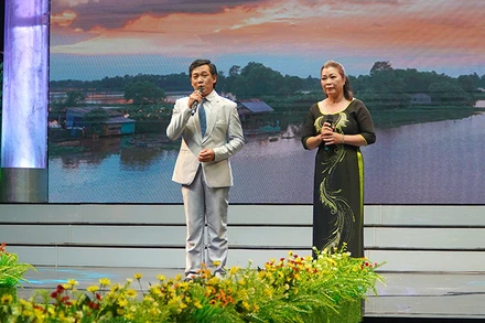 Thí sinh đến từ tỉnh An Giang tham gia thi khởi động. (Ảnh: HỮU NGHĨA)