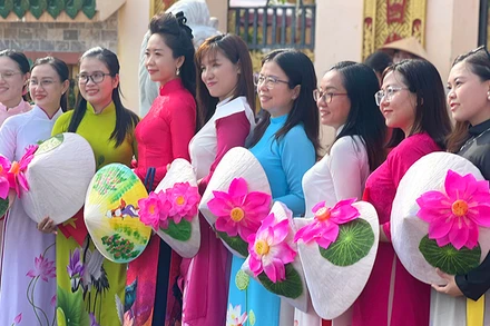 Đại biểu chụp ảnh lưu niệm tại Đền thờ Ông bà Đỗ Công Tường, phường 2, thành phố Cao Lãnh. Ảnh: HỮU NGHĨA