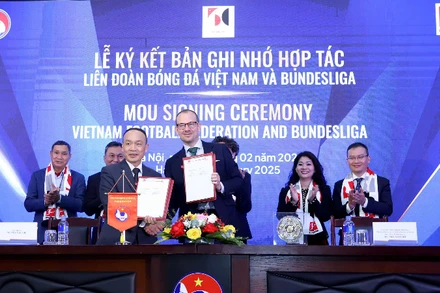 Lễ ký thỏa thuận hợp tác giữa VFF và Bundesliga tại Hà Nội.
