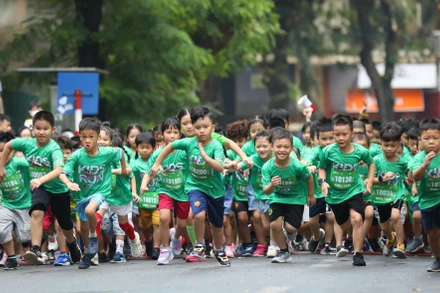 Các vận động viên nhí hứng khởi tham gia thi đấu.