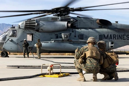 Binh sỹ Mỹ đứng cạnh chiếc trực thăng CH-53E Super Stallion. (Nguồn: Thủy quân lục chiến Mỹ)