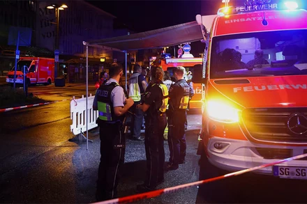 Cảnh sát bảo vệ khu vực xảy ra vụ đâm dao. (Ảnh: Reuters)