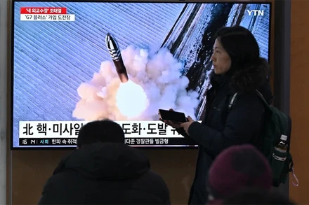 Người dân tại Seoul, Hàn Quốc theo dõi bản tin truyền hình về vụ phóng tên lửa của Triều Tiên ngày 14/1/2024. (Ảnh: AFP/TTXVN)