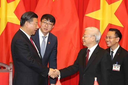 Tổng Bí thư Nguyễn Phú Trọng và Tổng Bí thư, Chủ tịch Trung Quốc Tập Cận Bình tại Lễ ký kết các văn kiện hợp tác giữa hai nước (tháng 11/2017). (Ảnh: TTXVN)