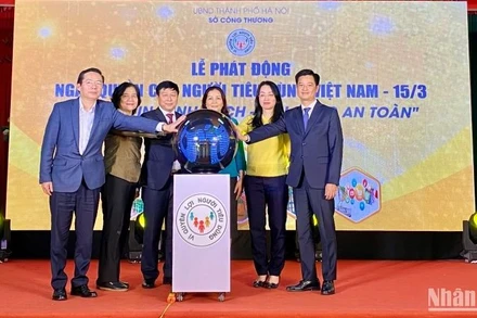 Các đại biểu nhấn nút phát động Chương trình “Hành động vì quyền lợi người tiêu dùng” năm 2024.