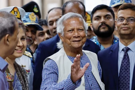 Ông Muhammad Yunus về tới sân bay quốc tế Hazarat Shahjalal tại Dhaka, Bangladesh, ngày 8/8/2024. (Ảnh: Reuters)