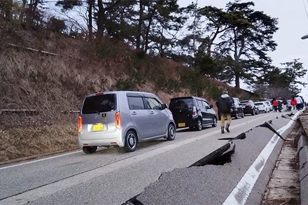 Con đường bị hư hại do động đất ở Wajima, tỉnh Ishikawa, Nhật Bản, ngày 1/1/2024. (Ảnh: Kyodo/Reuters)