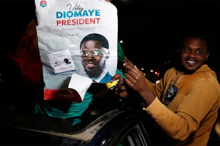 Người ủng hộ ông Bassirou Diomaye Faye mang theo poster chân dung ông. (Ảnh: Reuters) 