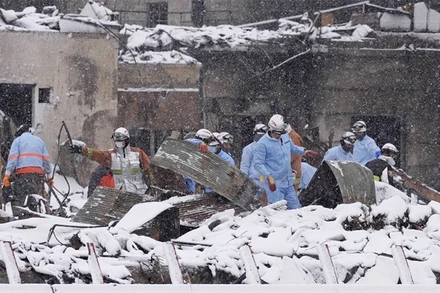 Sáng 8/1, tuyết vẫn rơi dày tại thành phố Wajima, tỉnh Ishikawa. (Ảnh: KYODO)