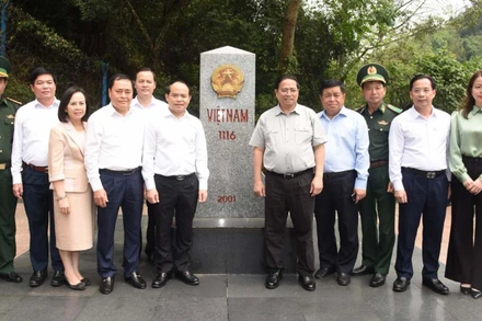 Thủ tướng Phạm Minh Chính thăm Cột mốc số 1116 tại khu vực Cửa khẩu quốc tế Hữu Nghị.(Ảnh: TRẦN HẢI)