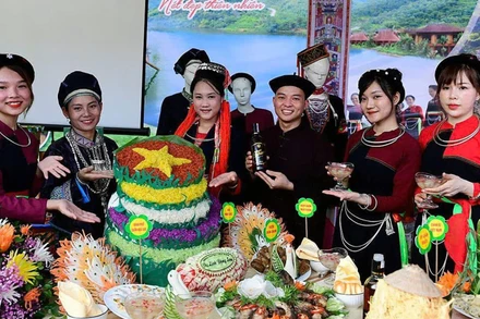 Mâm cỗ với những món ăn mang đậm bản sắc dân tộc.