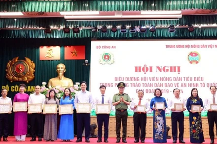 Thứ trưởng Công an Lê Quốc Hùng trao Bằng khen tặng tập thể hội viên nông dân có thành tích xuất sắc.