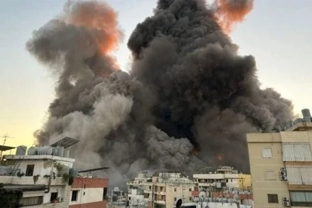 Khói bốc lên sau cuộc không kích của Israel tại Beirut, Lebanon. (Ảnh: IRNA/TTXVN) 
