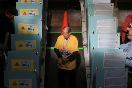 Nhân viên bầu cử đang giám sát quá trình bỏ phiếu tại một điểm bầu cử ở Henderson, bang Nevada, ngày 5/11/2024. (Ảnh: Reuters)