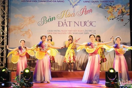 Đêm thơ Nguyên tiêu tại Đà Nẵng mang lại nhiều cảm xúc cho người thưởng thức. (Ảnh: ANH ĐÀO)