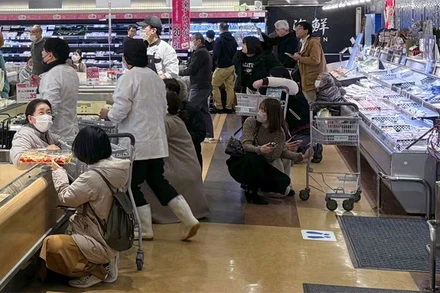 Phản ứng của những người đang mua sắm trong siêu thị tại Toyama, Nhật Bản, khi xuất hiện động đất, ngày 1/1/2024. (Ảnh: Kyodo News)