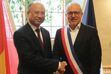 Chào đón Đại sứ Đinh Toàn Thắng tới thăm và làm việc tại Nevers, Thị trưởng Denis Thuriot đánh giá cao mối quan hệ hợp tác và hữu nghị truyền thống Việt Nam-Pháp. (Ảnh: Khải Hoàn)