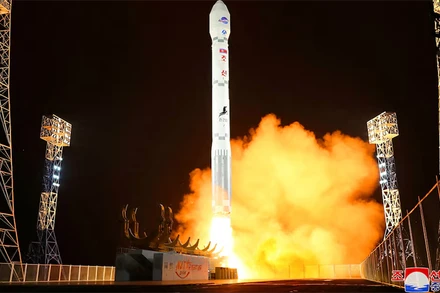 Vụ phóng tên lửa mang theo vệ tinh do thám Malligyong-1, tại tỉnh Bắc Gyeongsang, Triều Tiên, năm 2023. (Ảnh: KCNA/Reuters)