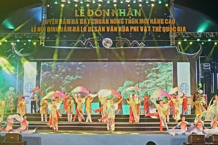 Chương trình nghệ thuật chào mừng Lễ công bố huyện Đầm Hà cán đích nông thôn mới nâng cao đầu tiên trong cả nước.