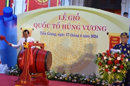 Chủ tịch Ủy ban nhân dân tỉnh Tiền Giang Nguyễn Văn Vĩnh đánh trống khai lễ.