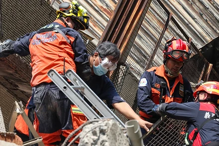 [Ảnh] Lực lượng cứu nạn Đài Loan (Trung Quốc) tìm kiếm người sống sót sau động đất