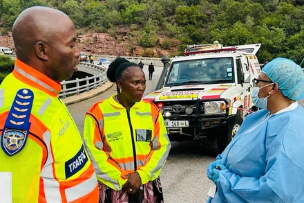 Lực lượng ứng phó khẩn cấp có mặt tại hiện trường vụ tai nạn tại tỉnh Limpopo, Nam Phi, ngày 28/3/2024. (Ảnh: Reuters)