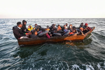 Người di cư chờ được giải cứu trên Địa Trung Hải, ngoài khơi bờ biển Sfax của Tunisia. (Ảnh: AFP/TTXVN)